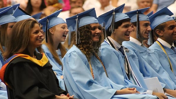 Eine Gruppe von Absolventinnen und Absolventen des Chesterfield School District in blauen und schwarzen Talaren feiert gemeinsam ihren Abschluss.