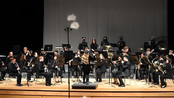 Das Orchester der Chesterfield School District führt ein Konzert mit verschiedenen Instrumenten auf einer Bühne auf.