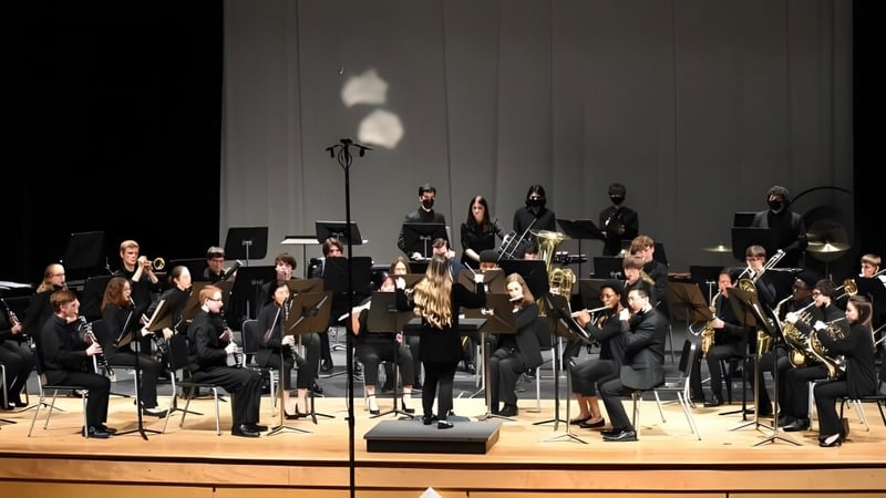 Das Orchester der Chesterfield School District führt ein Konzert mit verschiedenen Instrumenten auf einer Bühne auf.