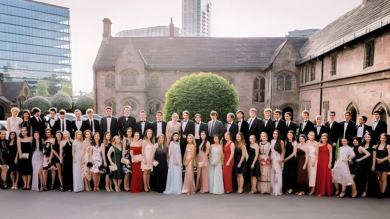 Eine Gruppe von Personen in formeller Kleidung steht vor einer historischen Kirche auf dem Gelände der Chetham’s School of Music.