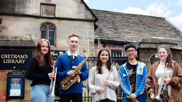 Eine Gruppe von fünf Schülerinnen und Schülern steht vor dem historischen Gebäude der Chetham’s School of Music.