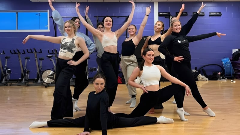 Eine Gruppe von Frauen in Sportkleidung posiert gemeinsam im Tanzstudio des Chichester College.