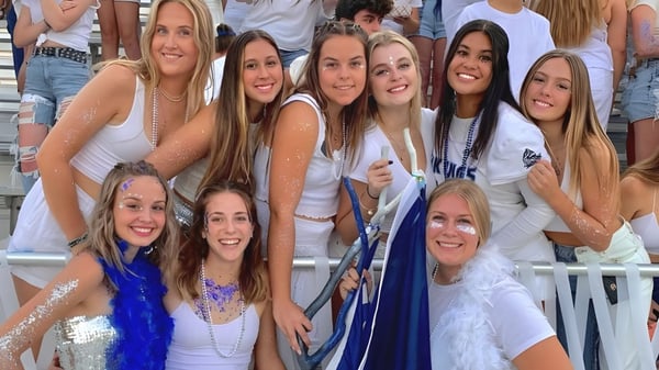 Eine Gruppe von Schülerinnen des Chico Unified School District steht im Außenbereich vor einem Stadion und lächelt in die Kamera.