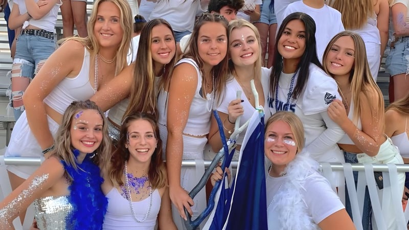 Eine Gruppe von Schülerinnen des Chico Unified School District steht im Außenbereich vor einem Stadion und lächelt in die Kamera.