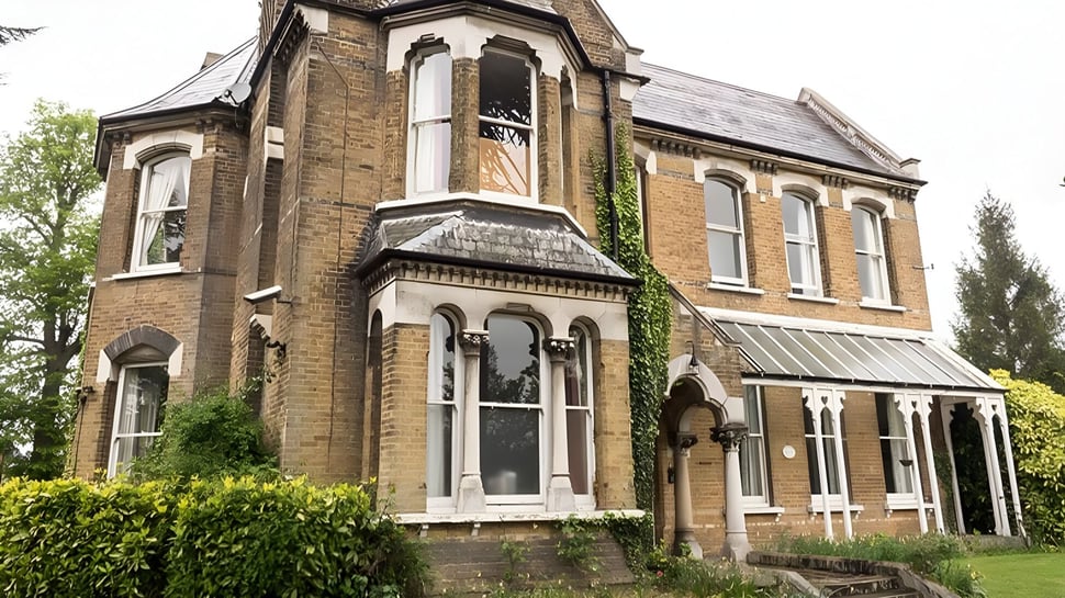 Das historische Backsteingebäude steht umgeben von viel Grün auf dem Gelände der Chigwell School.