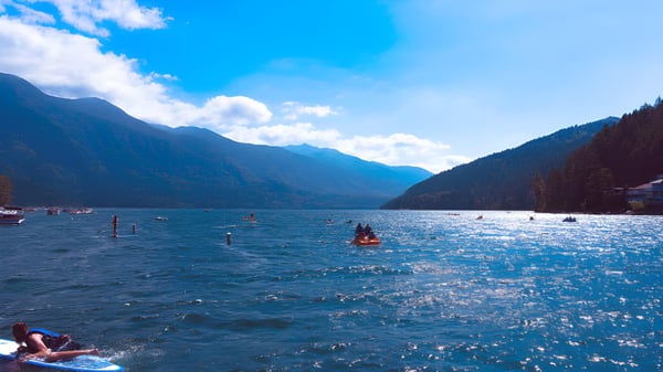 Der See mit Wasseraktivitäten vor der Kulisse von Bergen auf dem Gelände der Chilliwack Secondary School.