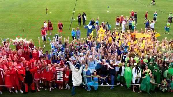 Eine große Gruppe Schüler auf dem Sportfeld der Chilton Saint James School bei einer Veranstaltung.