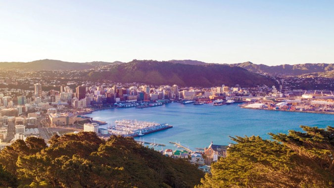 Panoramablick auf die Hafenanlage einer Küstenstadt vor Bergen ohne direkten Bezug zur Chilton Saint James School.
