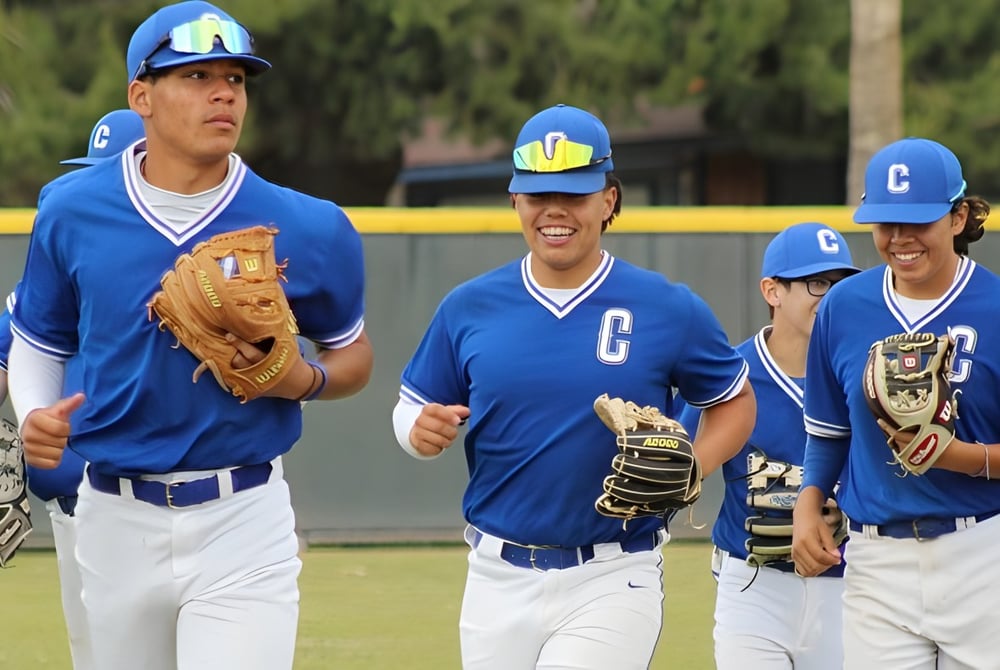 Eine Gruppe von Baseball spielenden Schülern in blauen Uniformen steht auf dem Baseballfeld des Chino Valley Unified School District.