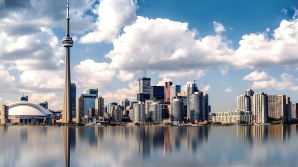 Moderne Skyline mit hohen Wolkenkratzern und einem Kommunikationsturm spiegelt sich im Wasser nahe der Chippewa Secondary School.