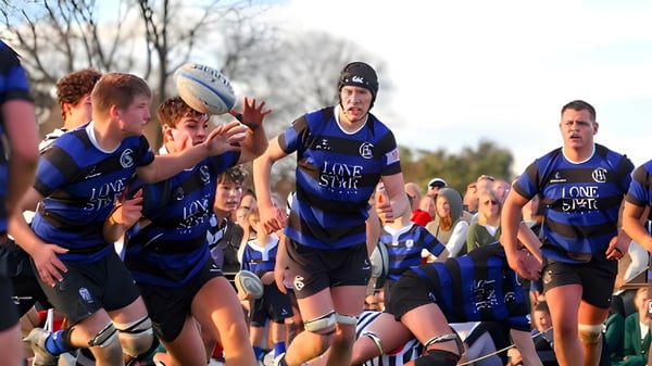 Eine Gruppe von Rugbyspielern im blauen Trikot beim Spiel auf dem Feld der Christchurch Boys High School.