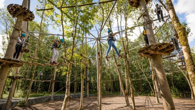Schüler der Christian Brothers School Kilkenny nutzen den Hochseilgarten im Wald für Abenteuer und Teamübungen.