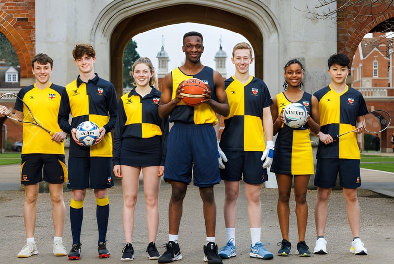 Eine Gruppe junger Sportler der Christ's Hospital School steht vor einem historischen Backsteingebäude mit verschiedenen Sportgeräten.