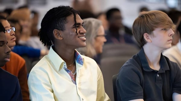 Eine Gruppe von Schülern steht auf dem Campus der Church Farm School zusammen.