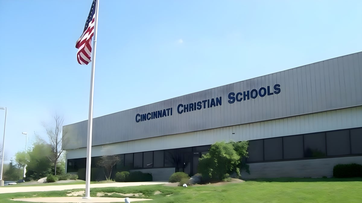 Das große Gebäude mit dem Schriftzug Cincinnati Christian Schools und einer amerikanischen Flagge davor.