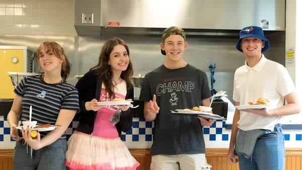 Schüler der Cincinnati Christian Schools bereiten gemeinsam in der Küche eine Mahlzeit vor.