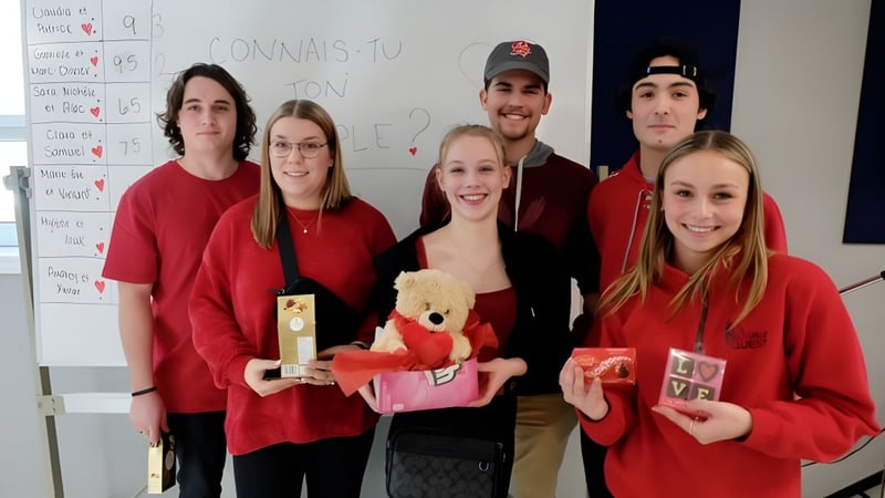 Eine Gruppe von Schülerinnen und Schülern der Cité des Jeunes A.-M.-Sormany steht vor einem Whiteboard und hält verschiedene Gegenstände.