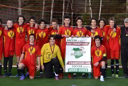 Schüler der Cité des Jeunes A.-M.-Sormany halten stolz das Siegerbanner der AAA-Meisterschaft der Saison 2022-2023.