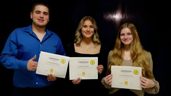 Drei junge Erwachsene halten auf dem Campus der Cité des Jeunes A.-M.-Sormany ihre Zertifikate hoch.