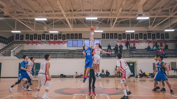 Schüler der City Vancouver Academy High School spielen ein Basketballspiel vor Zuschauern in den Tribünen.