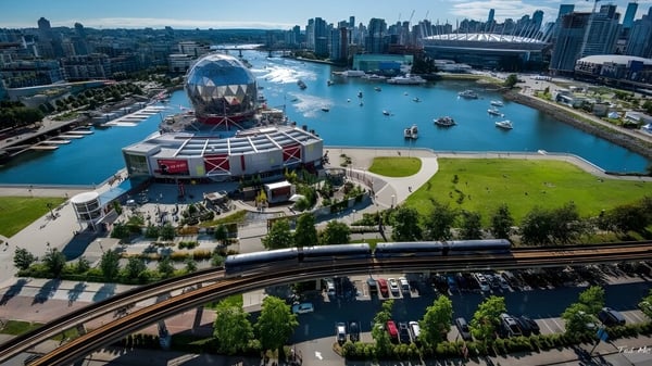 Blick auf die Skyline mit der kuppelförmigen Architektur nahe der City Vancouver Academy High School am Wasser.