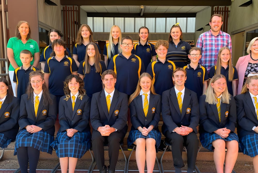 Eine Gruppe Schüler der Clare High School steht vor einem Schulgebäude zusammen.
