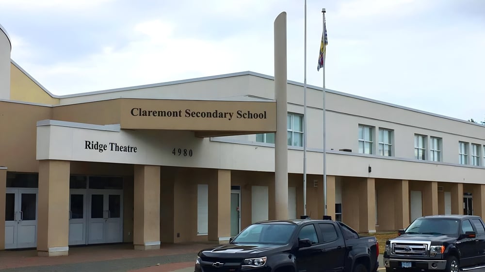 Das moderne Gebäude der Claremont Secondary School mit dem Eingangsbereich des Ridge Theatre ist klar im Vordergrund zu sehen.