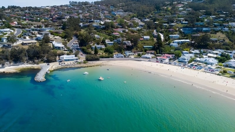 Küstenlandschaft mit Strand und klarem Meerwasser nahe der Clarence High School.