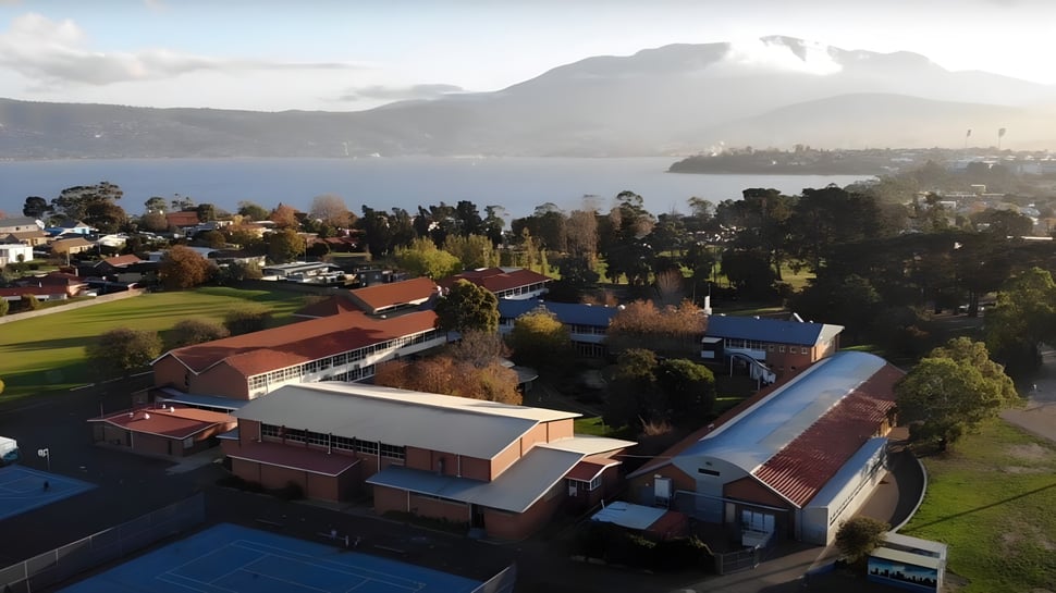 Eine malerische Seenlandschaft mit einer kleinen Stadt und Hügeln im Hintergrund, ohne direkten Bezug zur Clarence High School.