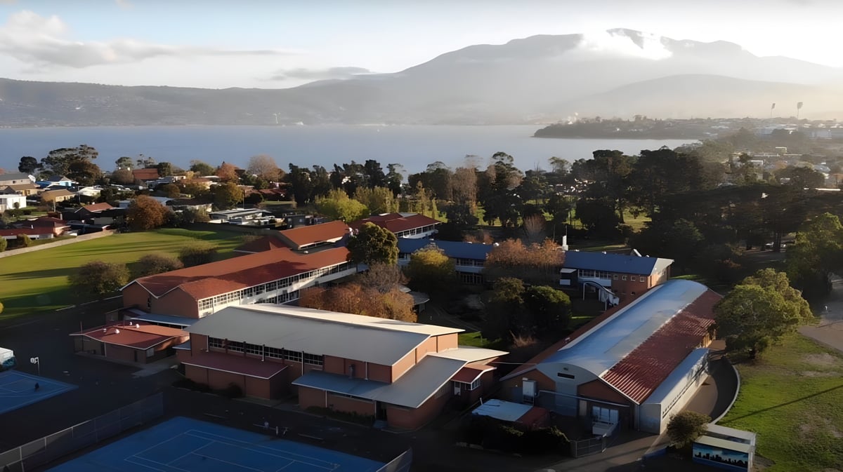 Eine malerische Seenlandschaft mit einer kleinen Stadt und Hügeln im Hintergrund, ohne direkten Bezug zur Clarence High School.