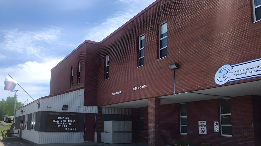 Das Backsteingebäude mit dem Schild Community Health Center befindet sich in der Nähe der Clarenville High School.