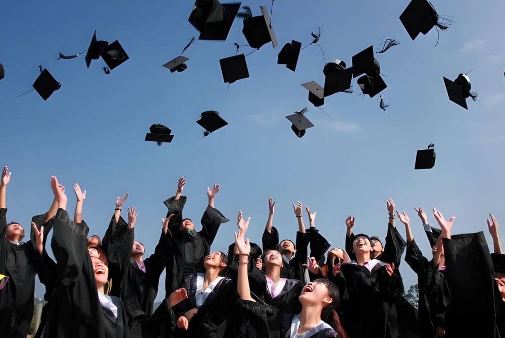 Absolventinnen und Absolventen des Clark County School District werfen ihre Hüte während der Abschlussfeier in die Luft.