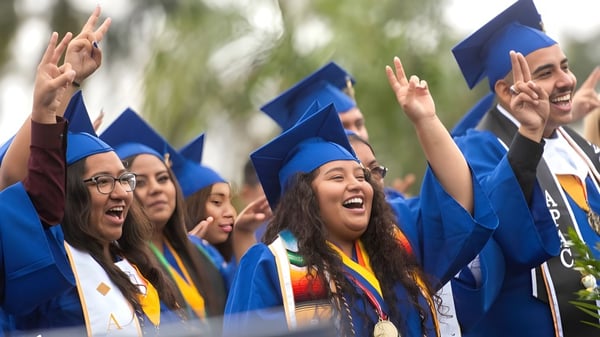 Absolventinnen und Absolventen der Clarke Road Secondary School feiern ihre Abschlussfeier im Freien.