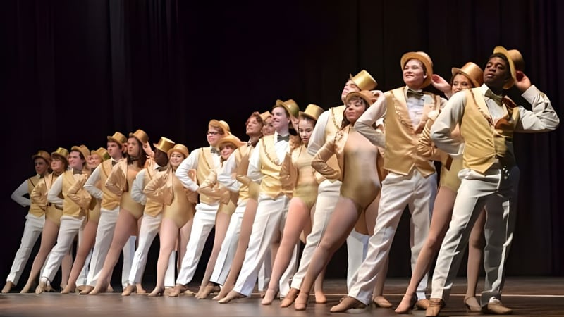 Schüler der Clarke Road Secondary School führen eine choreografierte Tanzperformance auf einer Bühne auf.