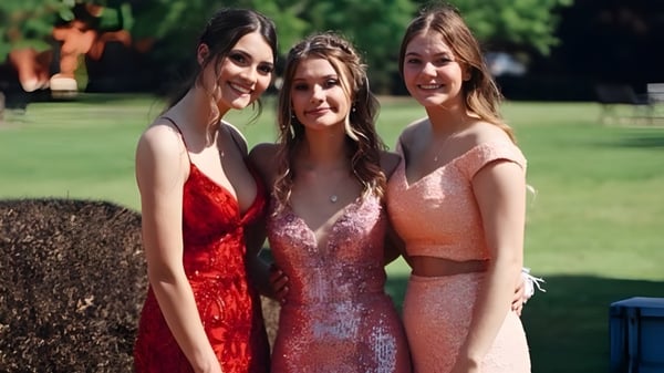 Drei Schülerinnen der Clarksville High School stehen zusammen auf einer Wiese.