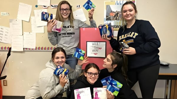Eine Gruppe Schülerinnen zeigt verschiedene Schilder bei einer Aktivität in der Clayton Heights Secondary School.
