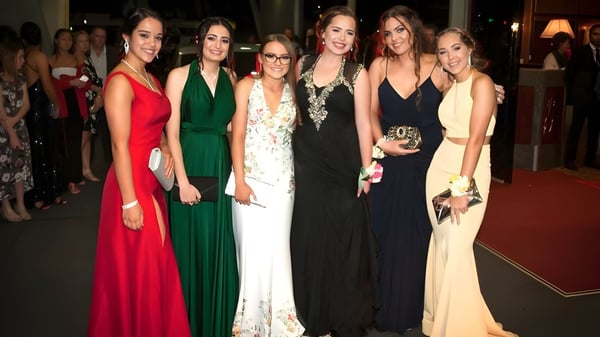 Eine Gruppe elegant gekleideter Frauen auf einer Veranstaltung der Cleveland District State High School.