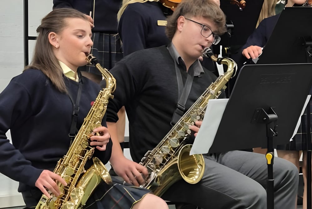 Zwei Schüler spielen Saxophon auf der Bühne beim Konzert am Clonfert College.
