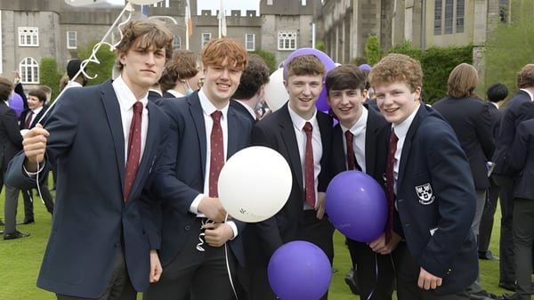 Eine Gruppe Schüler hält auf dem Campus des Clongowes Wood College Luftballons bei einer Veranstaltung.