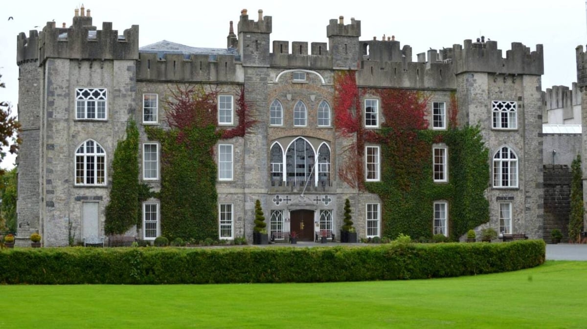 Das mittelalterlich gestaltete Schloss auf dem Campus des Clongowes Wood College steht umgeben von grünen Wiesen und gepflegten Hecken.