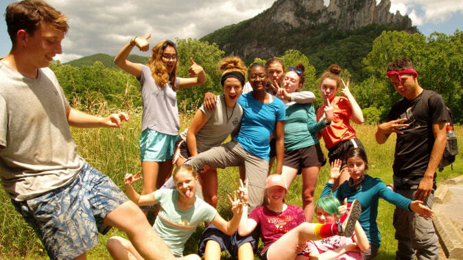 Eine Gruppe Schüler der Cnoc Mhuire Secondary School posiert vor einer bergigen Landschaft.
