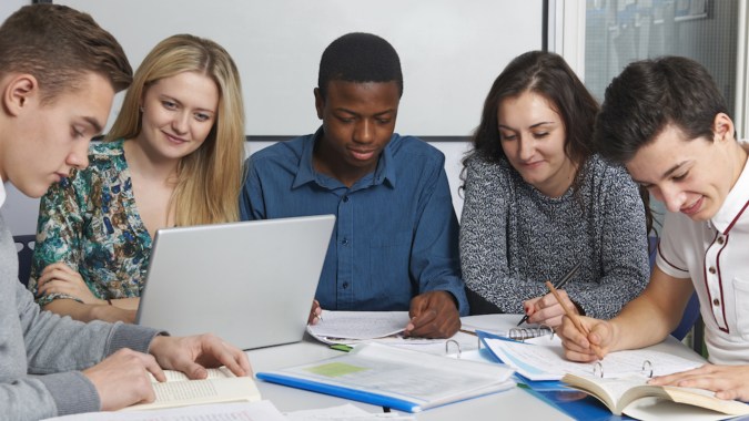 Schüler der Cnoc Mhuire Secondary School arbeiten gemeinsam an einem Projekt mit Laptop und Lernmaterialien.