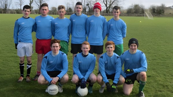 Eine Gruppe von Schülerinnen und Schülern der Coláiste Mhuire Ballymote posiert gemeinsam auf einem Fußballfeld.