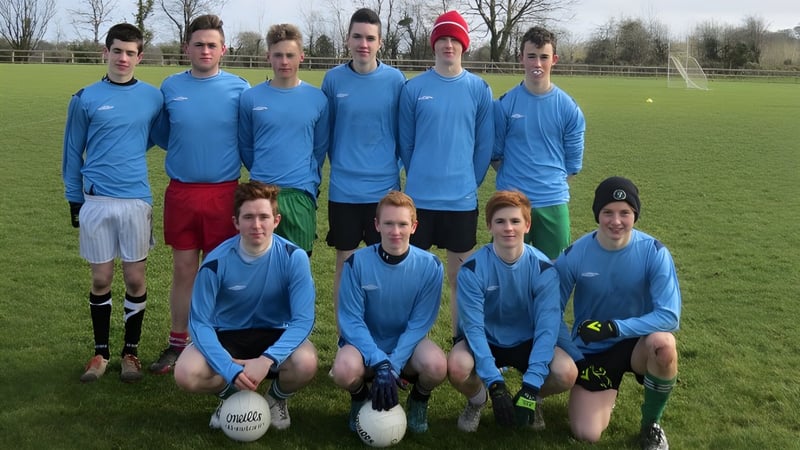Eine Gruppe von Schülerinnen und Schülern der Coláiste Mhuire Ballymote posiert gemeinsam auf einem Fußballfeld.
