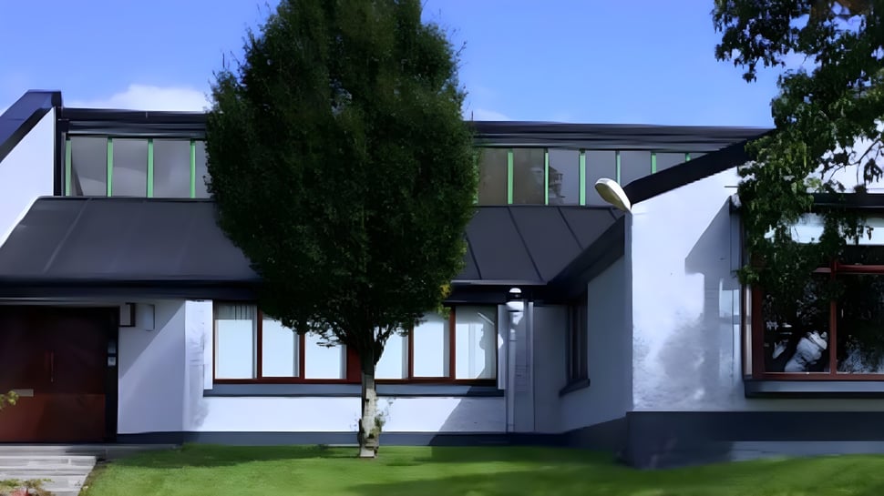 Ein modernes zweistöckiges Gebäude mit weißer Fassade und großen Fenstern auf dem Gelände von Coláiste Mhuire Ballymote.