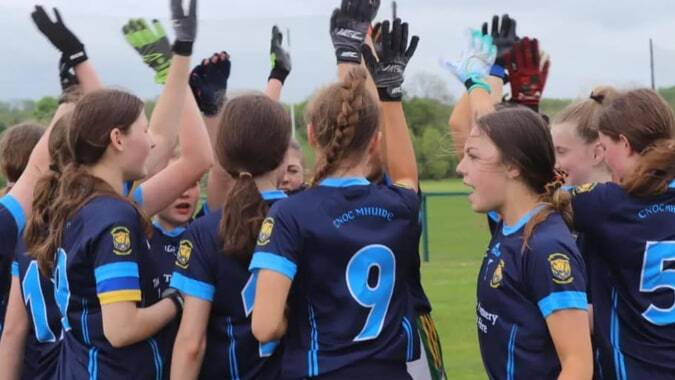 Schülerinnen der Coláiste Mhuire (Ballygar) feiern gemeinsam auf dem Fußballfeld.