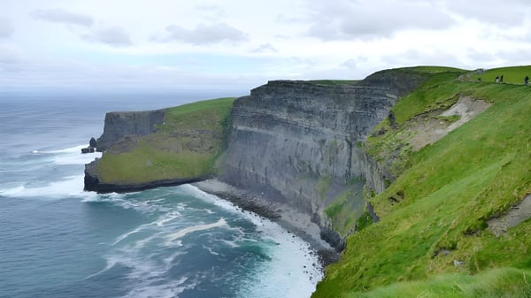 Klippen mit grünem Gras und Blick auf das Meer in der Nähe von Coláiste Mhuire (Ballymote).