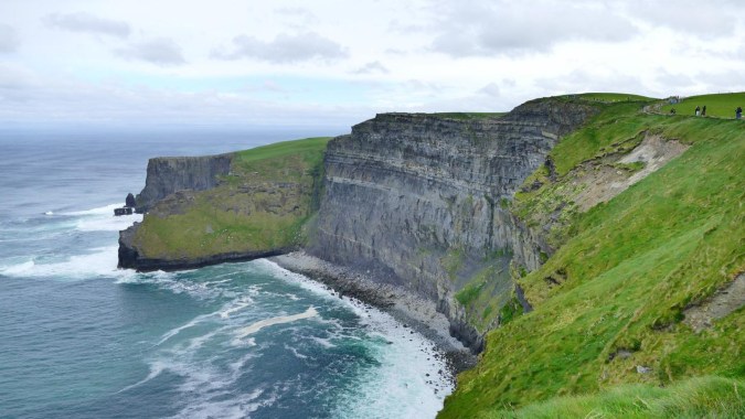 Klippen mit grüner Vegetation überblicken das Meer in der Nähe von Coláiste Mhuire (Ballymote).