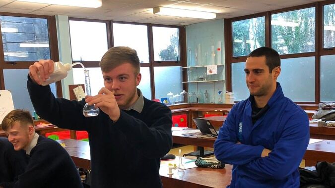 Zwei Männer stehen in einem Büro auf dem Campus der Coláiste Mhuire Mullingar.