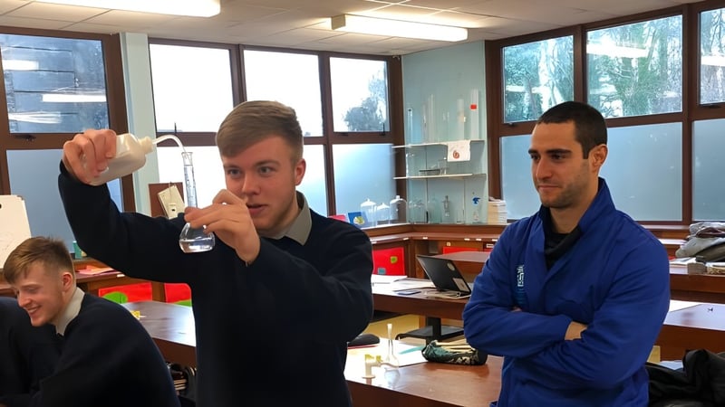 Zwei Männer stehen in einem Büro oder Klassenraum auf dem Campus von Coláiste Mhuire Mullingar.